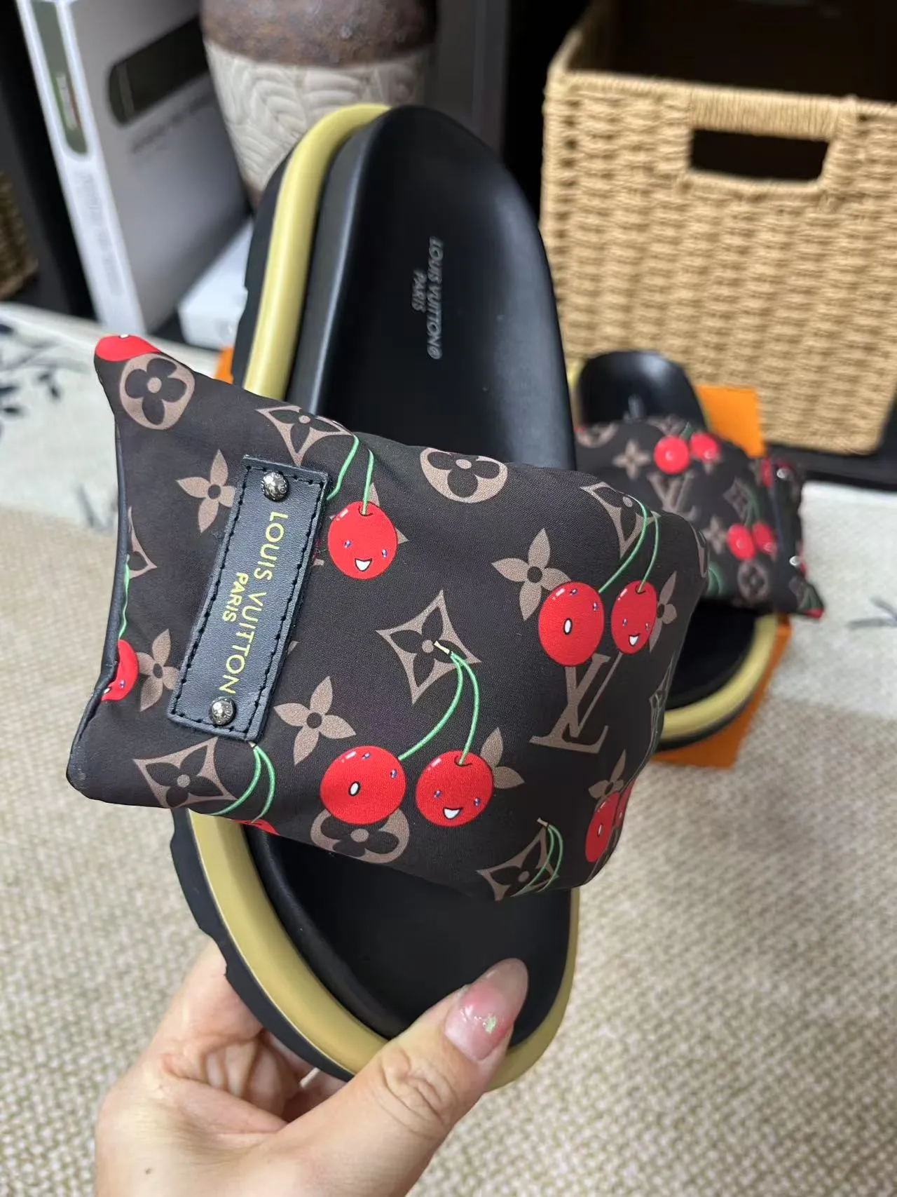P340 yuan LV Louis Vuitton Full of high-end feel! A popular model among bloggers at home and abroad, it’s retro and fashionable, and looks stunning on your feet! Mainly recommended model on the official website★ ━━━━━ ЅᏇєєt ━━━━━ ▪️Upper: original calfskin ➕5D printing process ▪️Inner: imported mixed sheepskin ▪️Outsole: original molded foam outsole ▪️Size: Female 35-40 Men's 39-44 (women's 41 men's 45)